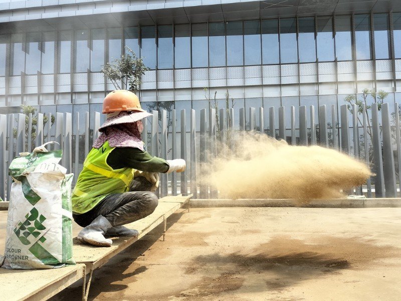 Bột màu tăng cứng quan trọng khi thi công bê tông áp khuôn