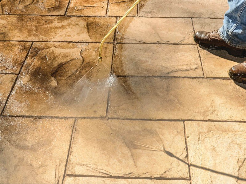 Vật liệu sealer thi công bê tông áp khuôn là gì? Vai trò và cách sử dụng hiệu quả