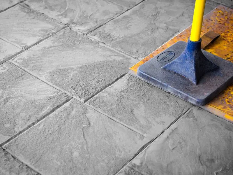 Tiến hành dập khuôn sau khi tăng cứng (nếu chọn thi công áp khuôn)